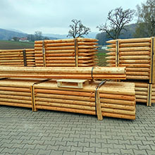 Baumpflöcke bzw. Baumpfähle und Rundholz auf Lager